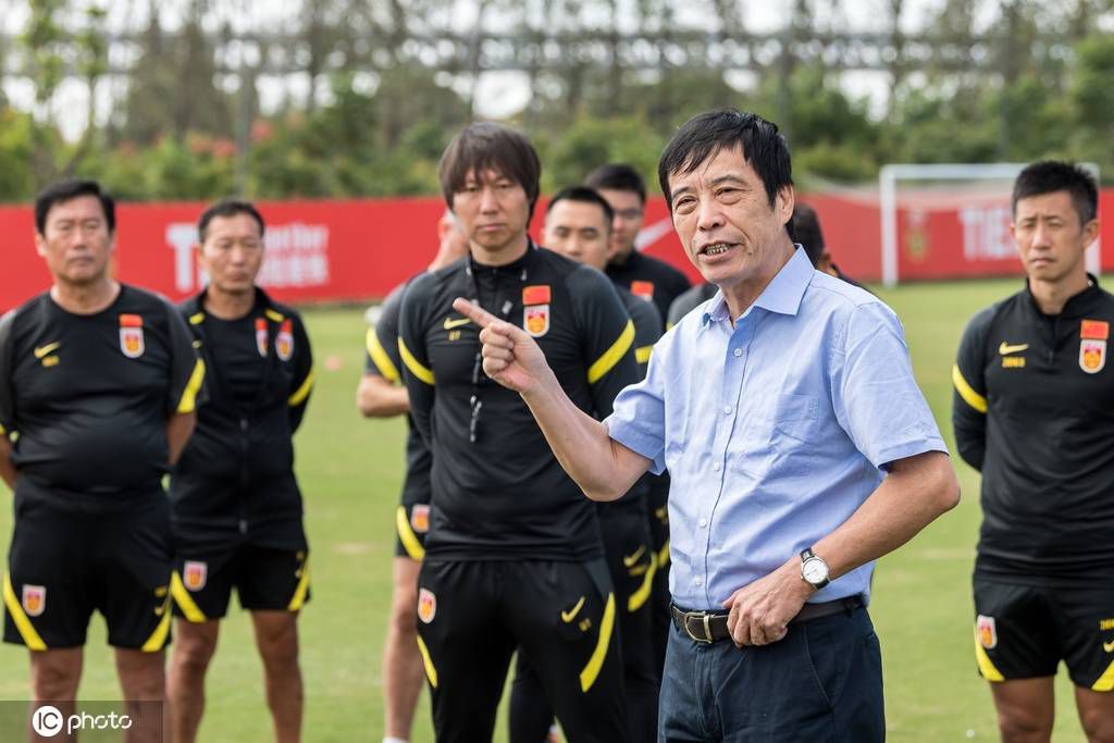 今日焦点战预告16:45 澳超赛场 悉尼FC VS 惠灵顿凤凰 惠灵顿凤凰强势出击能否在客场全身而退？01:30 意甲赛事 那不勒斯 VS 蒙扎 那不勒斯欲在主场迎来反弹重返欧战区!02:45 葡超赛场 本菲卡 VS 法马利卡奥 本菲卡对榜首之位虎视眈眈，法马利卡奥客场之旅恐难以全身而退？03:45 意甲赛事 热那亚 VS 国际米兰 国米已连续多场赛事保持不败，火“热”势头欲继续延续？ 事件那不勒斯后卫纳坦肩膀脱臼，马扎里：队医说他将缺席一个半月那不勒斯主帅马扎里称，后卫纳坦因肩膀脱臼将缺席一个半月时间。